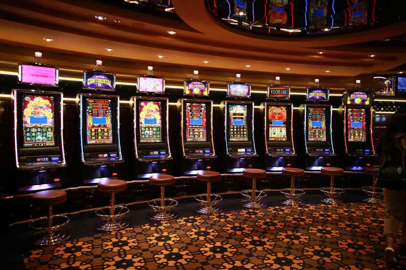 How Online Casinos Balance Entertainment and Risk
